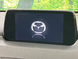 【8インチマツダコネクト】車内の雰囲気にマッチした大型のディスプレイ。スマホ接続でのナビ使用やBluetooth再生等、様々な機能が楽しめます。直感的なダイヤル操作が可能で、使い勝手も良好です。