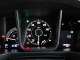 運転時の視界周辺の見やすい位置にメーターをレイアウト。視線の流れを断ち切らない、ストレスフリーで美しい運転動作を可能にします。またマルチインフォメーションディスプレイで、様々な情報が確認できます。