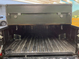 【トノカバー】デッキに積み込んだ荷物を雨風や盗難のリスクから守るトノカバーを装備。気兼ねなく荷物を積み込んでお使いいただけます。