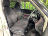 運転席まわりには十分なスペースがあり、大柄な方でもゆったり運転していただける環境です。