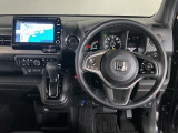 【ハンドル】運転にかかわる様々な操作を安全に行えるように視点移動が少なく操作性に配慮されたスイッチ類が凝縮されたコックピットです。