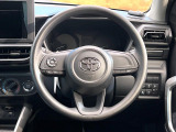 インテリアに合わせたデザインのステアリングは、運転される方のことも考え、運転しやすい形状、大きさです。是非一度、実際に触ってお確かめください。