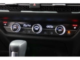 運転席と助手席の温度設定の変更が可能な左右独立タイプのデュアルエアコンです♪♪♪暑がりな人・寒がりな人も誰もが車内を快適にお過ごしいただけます♪♪♪