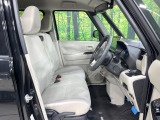 運転席まわりには十分なスペースがあり、大柄な方でもゆったり運転していただける環境です。