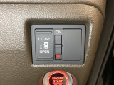 左側電動スライドドアは運転席からでも操作ができるように、ハンドル付近に開閉の操作スイッチが付いています。