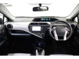 フードが低いセンターメーターで運転席からの視界は良く、助手席からもメータの情報を見ることが出来ます。操作ボタンやダイヤルが届きやすい位置に配置されていて利便性も良い使いやすい運転席廻りです。