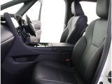 高いホールド性で運転姿勢が安定します。長距離ドライブでも疲れにくいのが魅力です。快適なドライビングライフをお送りください♪
