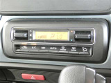 オートエアコン装備。車内を設定温度に自動で調整してくれるのでいつも快適にしてくれます。