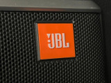 【JBLサウンドシステム】メーカーオプションの高品位サウンドシステムを搭載。専用のチューニングが施された大小様々なスピーカーから良質なサウンドが奏でられ、臨場感あふれる音響空間を演出します。
