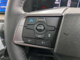 ステアリング右側には、クルーズコントロール(ACC)やレーンキープ等の運転支援システム用スイッチを配置。高速道路での走行時に、ステアリングから手を離さずに快適な運転をサポートします