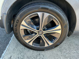 純正アルミホイールを装着しています。安全運転で楽しいドライブを。