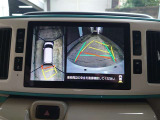 車を上から見下ろした視点で駐車をサポートするパノラマビューを搭載。運転席から確認しにくい車両周囲の状況を確認できます。