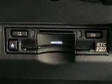高速道路で便利な【ETC2.0】を装備しています。光ビーコン搭載で渋滞情報などナビゲーションと連動することで機能も充実いたします。他、観光施設に立ち寄るための高速料金割引サービス等もございます。