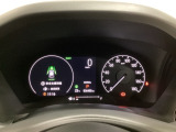ハイブリット車専用のメーターです。右側の大型スピードメーターに加え、ステアリングスイッチを使って左のマルチインフォメーション・ディスプレイで燃費や動力伝達などの情報が見れるようになっています。