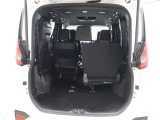 サードシートを跳ね上げれば、セカンドシートに人が乗っていても荷物を十分に積めます。