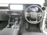 運転席からの視界はこんな感じです☆お気軽にご来店いただき、実際に座って是非お確かめください。ドライバーに寄り添う快適な操作フィールをもたらすステアリングです。