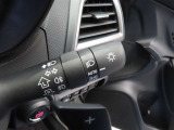 スイッチをオートに設定しておけば、車外の明るさに応じて自動的にヘッドランプを点灯・消灯します。夕暮れ時やトンネルの続く山道などを走行する時に便利なコンライトを装備しています。
