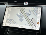新インフォテイメントシステム「Pivi Pro」に搭載される3Dサラウンドカメラシステム。車輌AIにより車輌を含む周囲の映像を立体的に表示。よりスムーズな駐車や発進が可能となります。