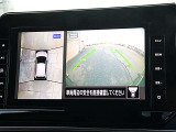 アラウンドモニターが運転席にいながら、クルマの前後左右の状況を映し出します。