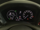 ハイブリット車専用のメーターです。右側の大型スピードメーターに加え、ステアリングスイッチを使って左のマルチインフォメーション・ディスプレイで燃費や動力伝達などの情報が見れるようになっています。