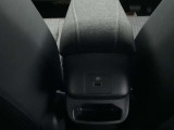 センターアームレスト後部にはUSBタイプAソケット装備