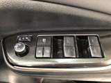 パワーウィンドのスイッチです。運転席に座りながら、助手席や後席の窓を開け閉めできるので大変便利ですよ。