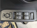 パワーウィンドウのスイッチですよ。 運転席に居ながら窓を開け閉めのコントロールできますよ。 ロック機能で、子供がイタズラして窓を開けるという事も無くなりますよ。