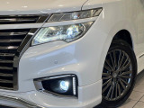 【LEDヘッドライト】悪天候や夜間走行時も良好な視界を確保し安心して運転できる高輝度LEDヘッドライトを装備!点灯速度が早く、消費電力も抑えられています。