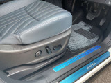 運転席・助手席パワーシート付いております。パーソナルドライビングポジションメモリーシステムも付いておりますので、一度ポジションを設定するだけで大丈夫です。
