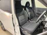 【運転席・助手席転席】運転席の足もともゆったりで長距離ドライブでも快適に★