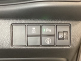 ハンドルの右側にはヘットライトリベライザーとHondaセンシング用のメインスイッチがついています。ヘッドライトリベライザーは道路状況や積荷の加重に応じてライトの高さを調節できます。