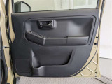 運転席ドア内張はご覧の通り。ドアポケットの収納もバッチリです