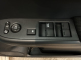 【パワーウィンドウスイッチ】ワンタッチで、パワーウインドウやドアミラーを操作できます。