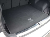 Audi正規ディーラーが高品質をお約束。高度な訓練・教育を受けたAudi専任メカニックが、100項目にもおよぶ精密な点検を実施いたします。すべてをクリアしたAudi車だけが、あなたのお手元に届けられるのです。