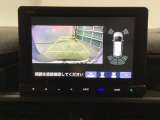 バックギアに入れますとご覧のような画像に自動的に切り替わります。車庫入れ時に役立ちます。