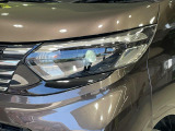 【LEDヘッドライト】悪天候や夜間走行時も良好な視界を確保し安心して運転できる高輝度LEDヘッドライトを装備!点灯速度が早く、消費電力も抑えられています。