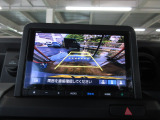 バックカメラの画像です。ガイドラインがスムースな車庫入れをサポートいたします。車庫入れの安心感がアップしますね。