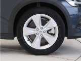 5スポーク7.5J&times;18インチシルバーアルミホイール。衝突回避・被害軽減ブレーキシステムやパイロット・アシストなど、数多くの先進安全・運転支援機能を標準装備。