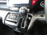 インパネシフトだから視線の移動も少なく足元もスッキリ。運転席もゆったりしているのでゆとりを持ってドライブできますね。