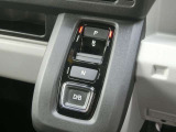 Honda軽で初採用のエレクトリックギアセレクター。後退するRは引き、前進するD/Bは押す、感覚にマッチした操作感。くだり坂や前走車との車間をキープしたいときなどは、ワンプッシュでBレンジに切り替えられます。