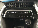 デュアルエアコンとは、運転席と助手席で、個別に温度設定ができる機能です。気温の感じ方は、人それぞれ違うもの。乗る人に優しい機能ですね。