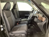 女性でも運転がしやすいように、シートの高さ調整機能(シートリフター)がついています。広い足元にゆったり座れるシートには肘掛も装備しており長距離の運転でも疲れにくいシートです。