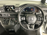 【ハンドル】運転にかかわる様々な操作を安全に行えるように視点移動が少なく操作性に配慮されたスイッチ類が凝縮されたコックピットです。