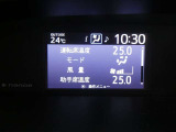各操作スイッチは使いやすい位置に配置され、とっても見やすいメーターです。夜間時はラグジュアリーな気分にさせてくれる照明が魅力ですので、夜のドライブも楽しみになりますよ♪