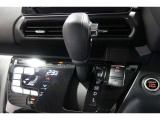 インパネシフトだから視線の移動も少なく足元もスッキリ♪運転席もゆったりしているのでゆとりを持ってドライブできますね!