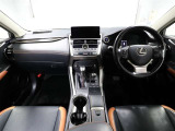 上質で落ち着いた印象のインパネ。視界も広々で運転しやすいです。