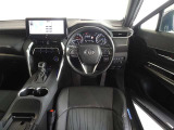 革巻きステアリングで快適な操作性の運転席です。