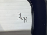 【ブラインドスポットモニター】走行中、ドアミラーの死角になりやすい箇所に後続車が接近するとサイドミラーのレンズに警告を表示!ドライバーに注意喚起をしてくれます。