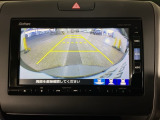 【バックカメラ】運転が苦手な方も車庫入れラクラクです!ギアをリバースに入れれば自動的に切り換わりますので、面倒な操作は不要です♪狭い駐車場もお車を傷つけず安心ですね!