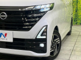 【LEDヘッドライト】悪天候や夜間走行時も良好な視界を確保し安心して運転できる高輝度LEDヘッドライトを装備!点灯速度が早く、消費電力も抑えられています。